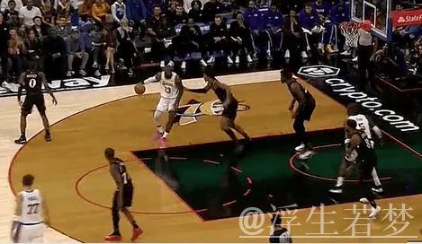 东契奇妙招戏耍中锋 失衡抛投完成2+1 东契奇妙招戏耍中锋 失衡抛投完成2+1